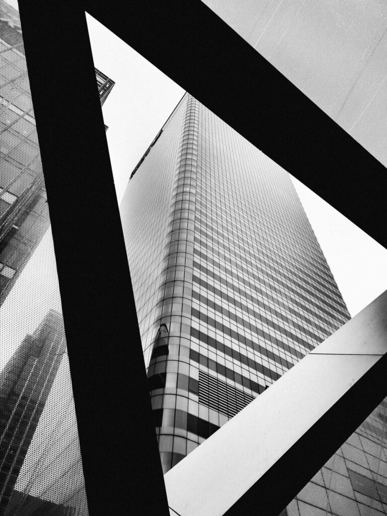 Arquitetura moderna preto e branco representando estrutura e solidez para escritório de advocacia em reestruturação e insolvência